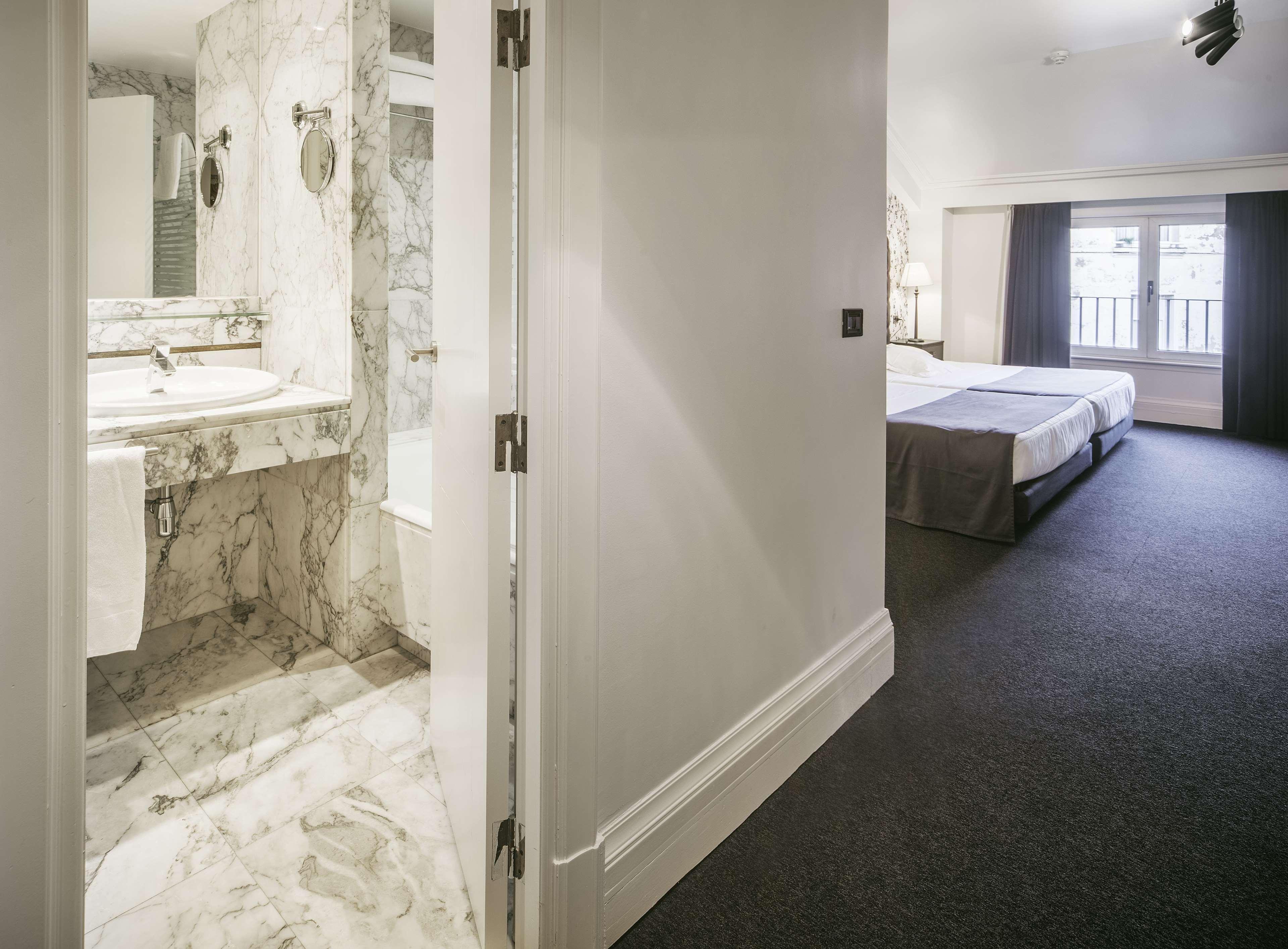 Hotel Lopez De Haro Μπιλμπάο Εξωτερικό φωτογραφία A room at the hotel