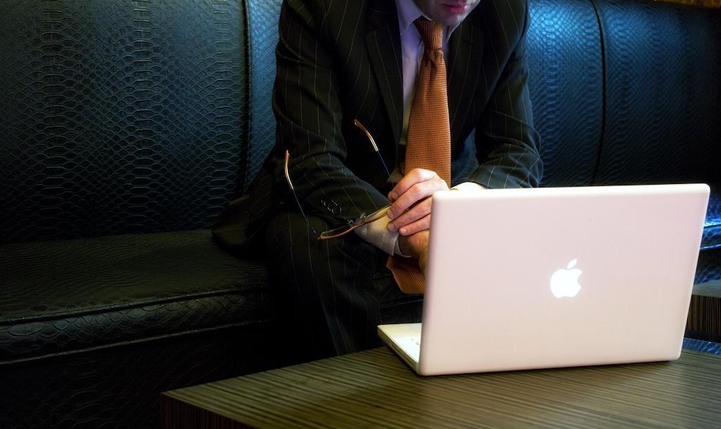 Hotel Lopez De Haro Μπιλμπάο Εξωτερικό φωτογραφία A man using a laptop