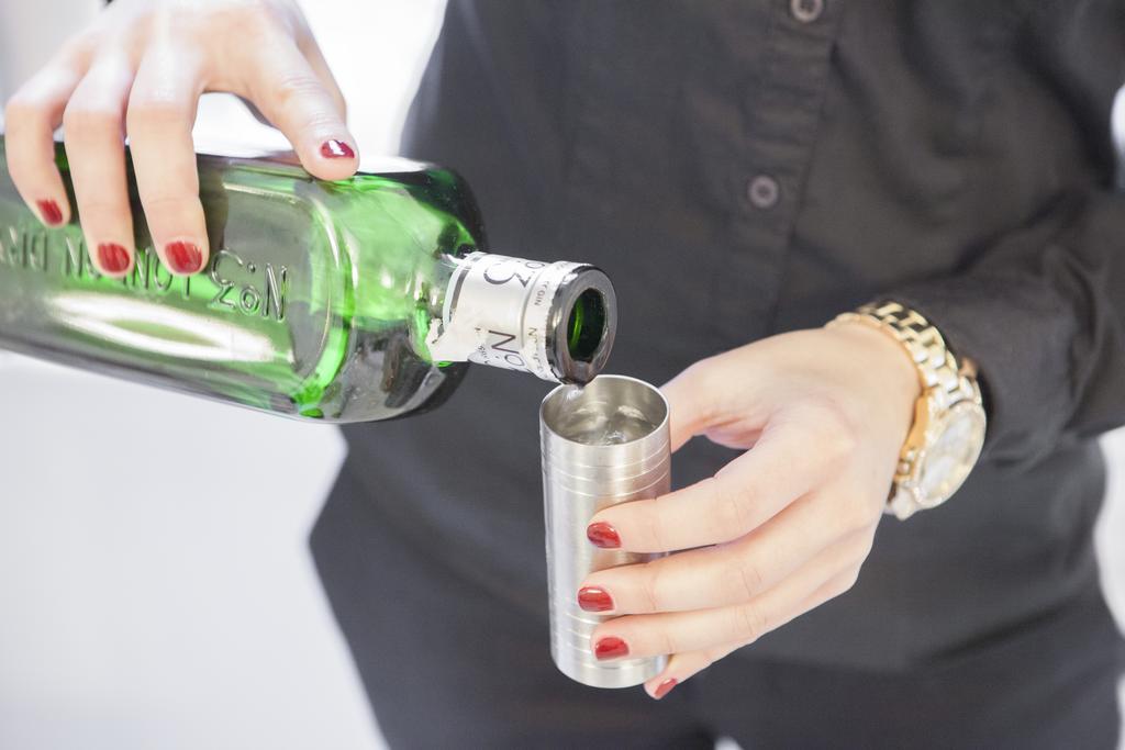 Hotel Lopez De Haro Μπιλμπάο Εξωτερικό φωτογραφία A bartender pouring absinthe